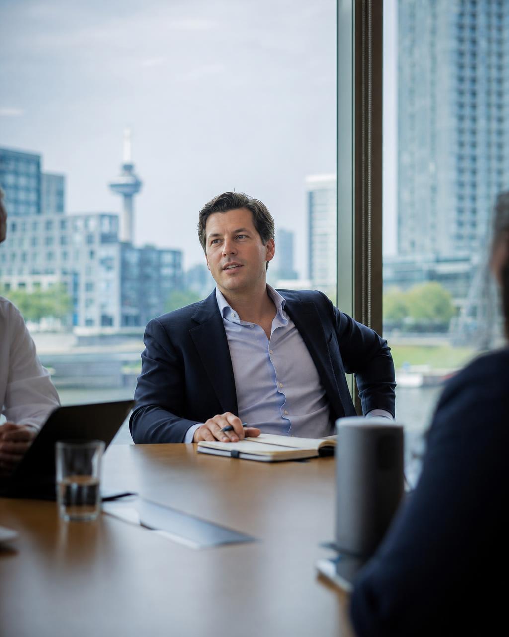 Executief team in een moderne boardroom dat strategisch leiderschap bespreekt